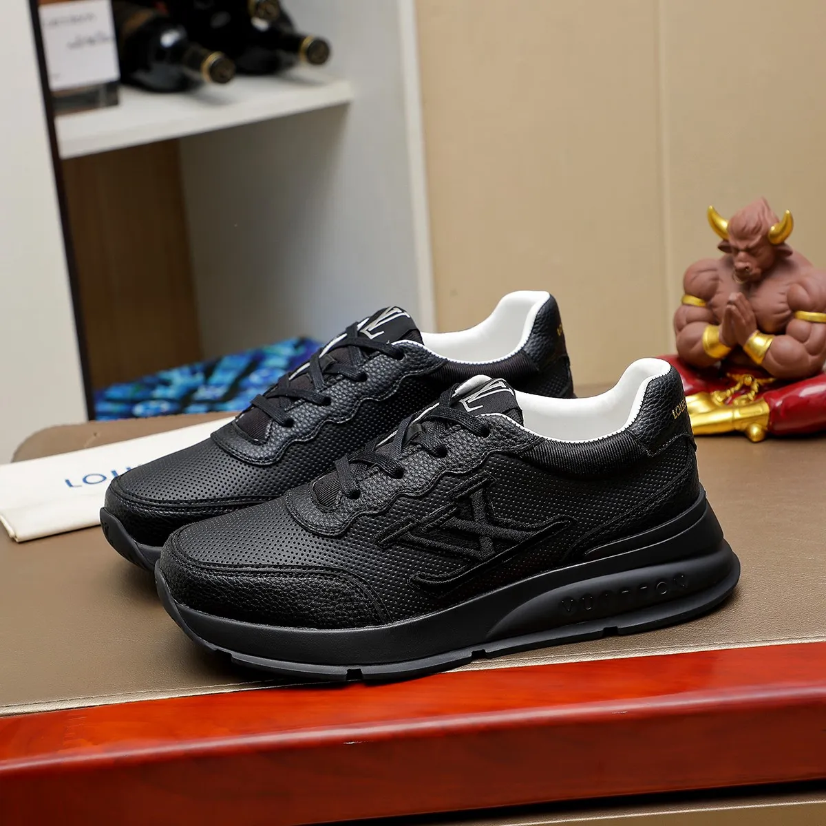 Ex-factory price: 440¥🌹🌹[LV Louis Vuitton] new low-top casual men's shoes. A must-have for fashionable men, new products are released in Hong Kong counters [strong], big-name style, European and American masters strongly create unique styles, comfortable on the feet, super soft outsole, super wear-resistant. Gives people a strong visual impact. Material: imported first-layer cowhide leather upper ➕rubber non-slip outsole, rubber graphics matching, 38 to 44